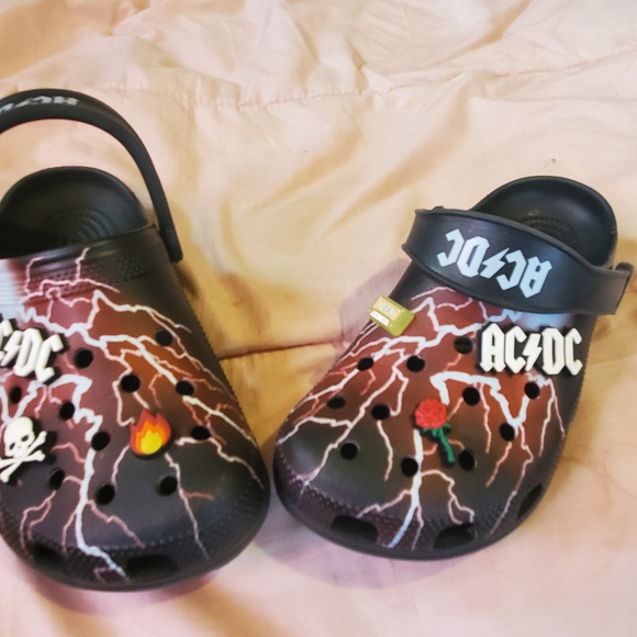 CROCS Black and Red AC/DC Lightning Shoes. All Jibitz Included. Size 6 / 7 - Picture 3 of 3